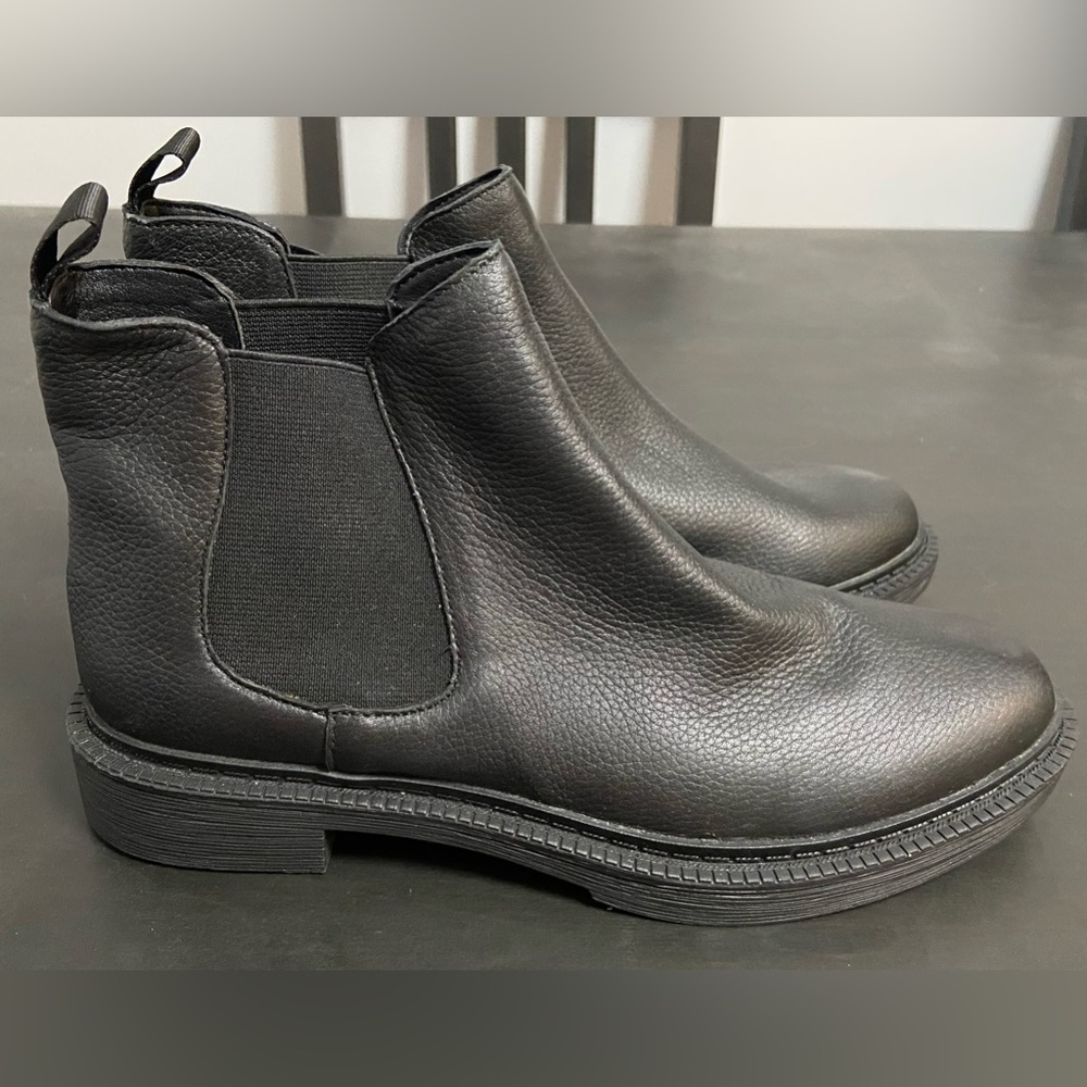 Kenneth Cole black women’s ankle boots size 6